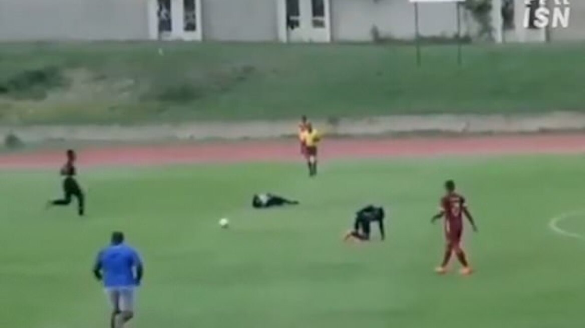 Η τρομακτική στιγμή με ποδοσφαιριστές να κεραυνοβολούνται κατά τη διάρκεια αγώνα στην Τζαμάικα