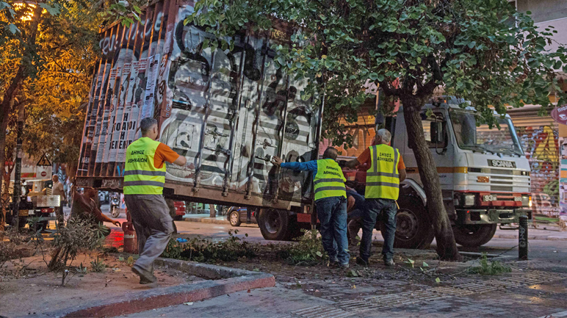 Εξάρχεια: Καρέ-καρέ το ξήλωμα του «ΚΕΠ» των αντιεξουσιαστών