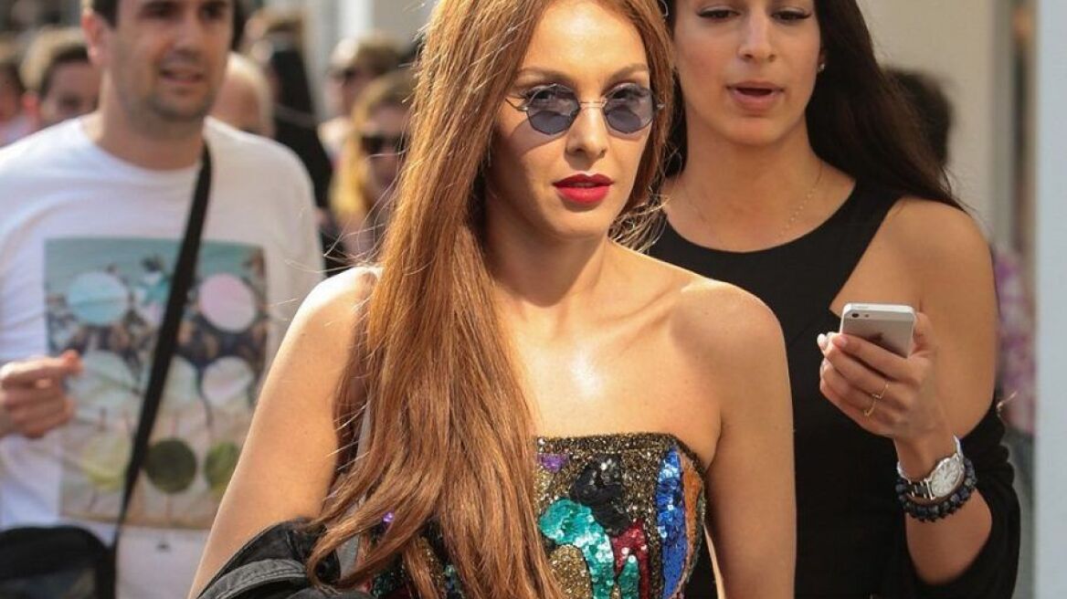 Είδαμε την Τάμτα με ξανθά μαλλιά και αφέλειες και σχεδόν δεν την αναγνωρίσαμε