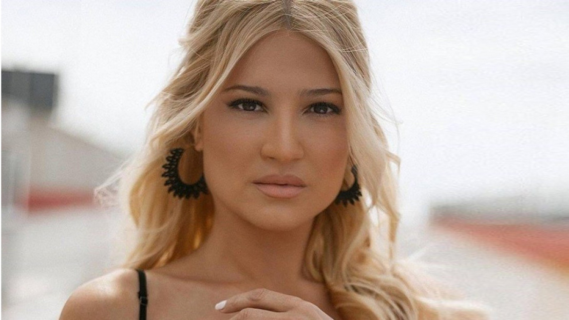 Η Φαίη Σκορδά σε αυτή τη φωτογραφία στο κρεβάτι της είναι το όνειρο κάθε άνδρα