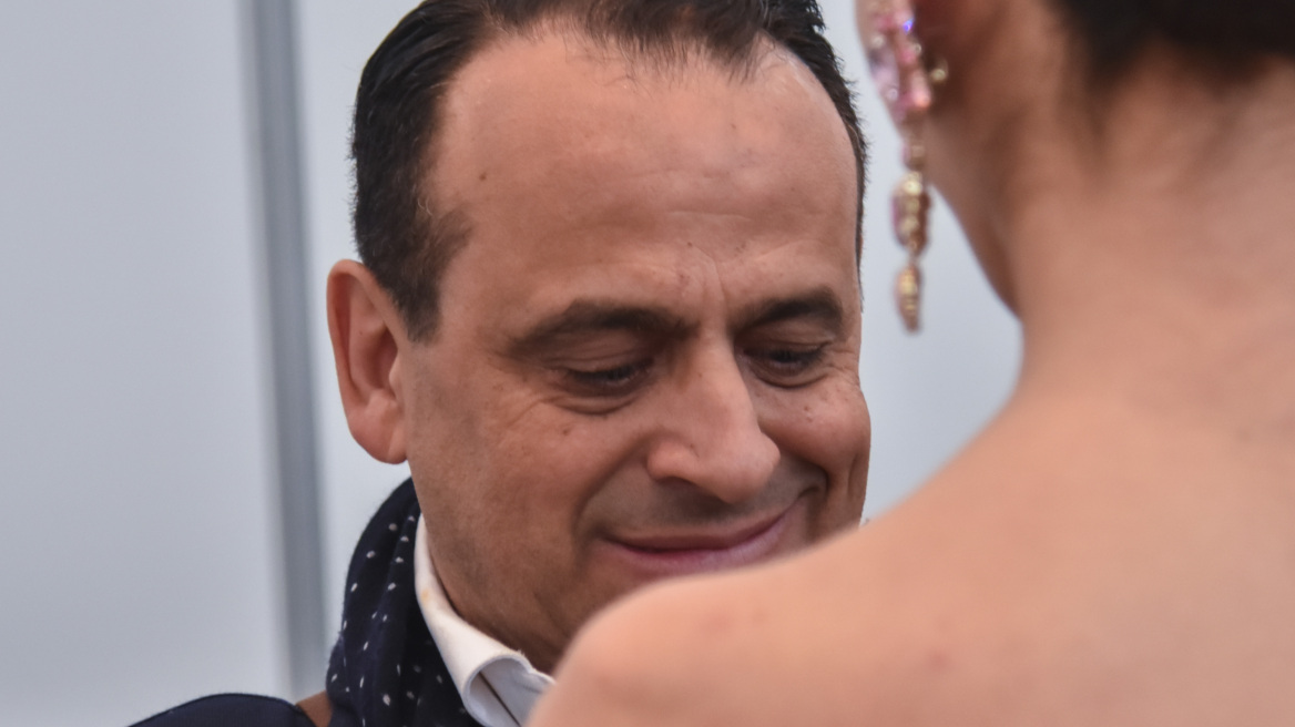 “Τhe bow”: O Bασίλης Ζούλιας κυκλοφόρησε το πρώτο του άρωμα