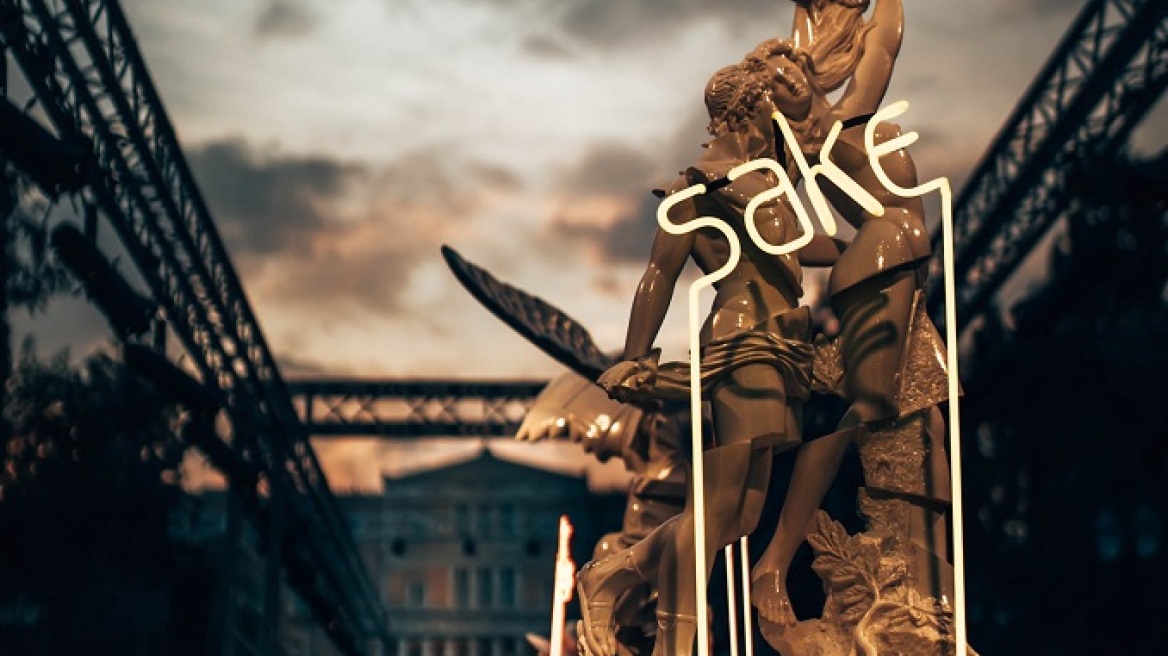 O Sake είναι ο πρώτος καλλιτέχνης που έκανε εικαστική έκθεση στην πλατεία Συντάγματος 