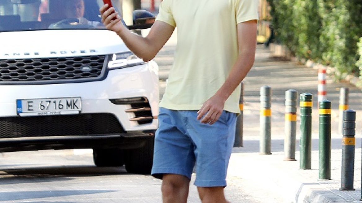 H όμορφη συνοδός του Στέφανου Τσιτσιπά είναι πολύ περιποιητική μαζί του 