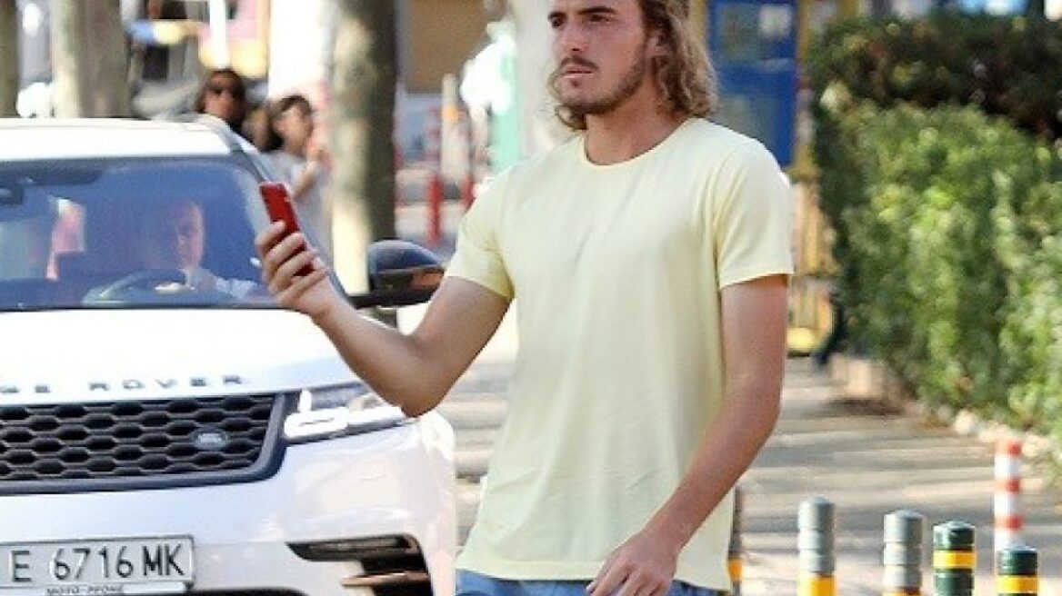 H όμορφη συνοδός του Στέφανου Τσιτσιπά είναι πολύ περιποιητική μαζί του 