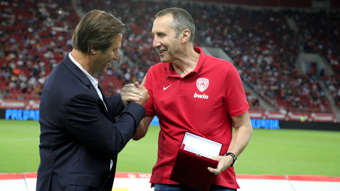 Super League 1: Βράβευσε τον Μπλατ η ΠΑΕ Ολυμπιακός