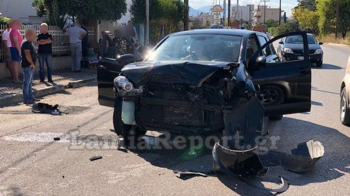 Λαμία: Σφοδρή σύγκρουση αυτοκινήτων σε διασταύρωση – Δύο τραυματίες