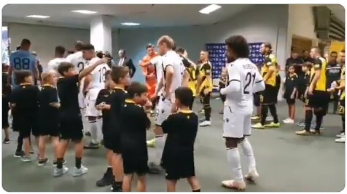 ΑΕΚ-ΠΑΟΚ: «Τρελαμένο» πιτσιρίκι που θα συνόδευε τον Μπίσεσβαρ στο γήπεδο