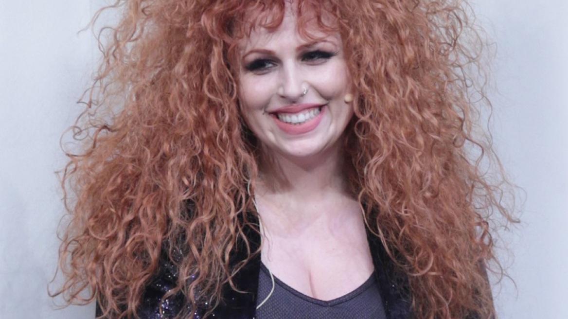 H Σοφία Κουρτίδου τραγουδά το “Ροζ Μπικίνι”με ταυτόχρονη διερμηνεία στη νοηματική 