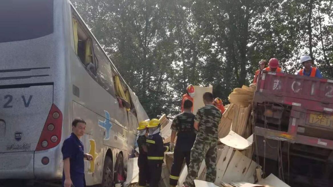 Κίνα: Τουλάχιστον 36 νεκροί σε σύγκρουση λεωφορείου με φορτηγό