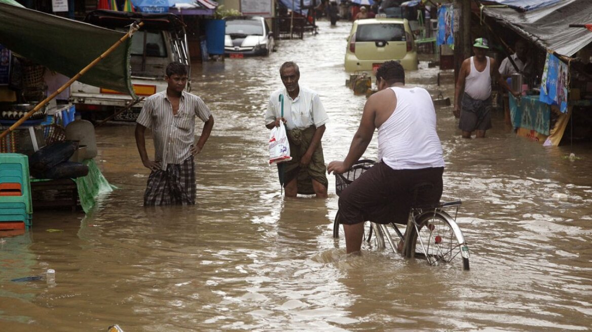 Ινδία: Τουλάχιστον 73 νεκροί από τις ισχυρές βροχοπτώσεις