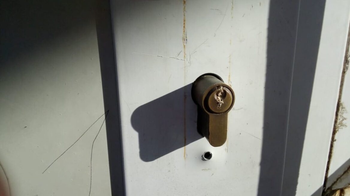 Ηράκλειο: Είχαν «σφραγίσει» τις κλειδαριές σχολείου με οδοντογλυφίδες