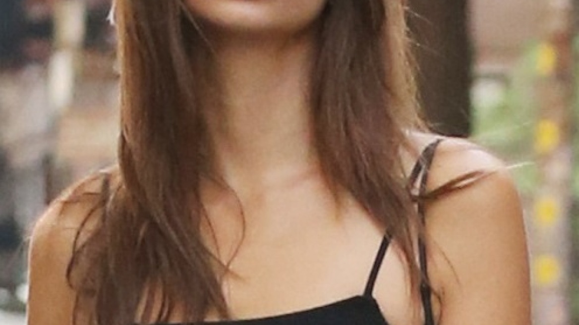 Τα sneakers των 84 ευρώ που η Emily Ratajkowski φοράει με όλα