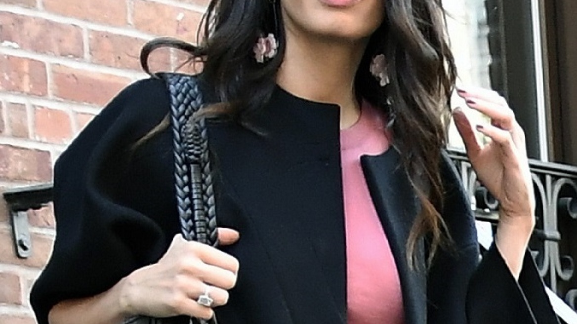 Η Amal Clooney εντυπωσιάζει με σούπερ-μίνι μαύρη φούστα