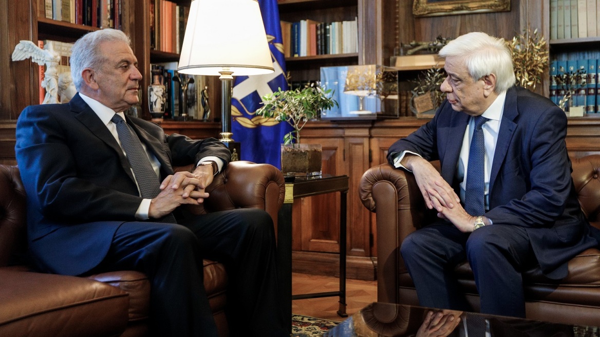 Συνάντηση Παυλόπουλου - Αβραμόπουλου: Κίνδυνος για τη συνοχή της Ευρώπης από το προσφυγικό 