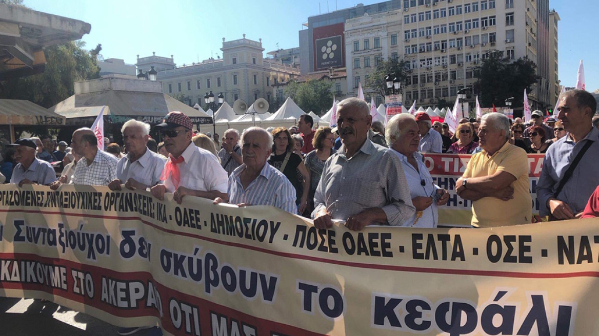 Συγκέντρωση συνταξιούχων στην πλατεία Κοτζιά: «Διεκδικούμε ό,τι μας έχει αφαιρεθεί»