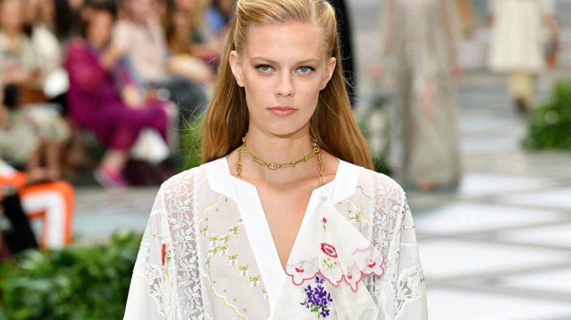 Από την Πριγκίπισσα Νταϊάνα στην πασαρέλα: Το αξεσουάρ μαλλιών που είναι και πάλι hot