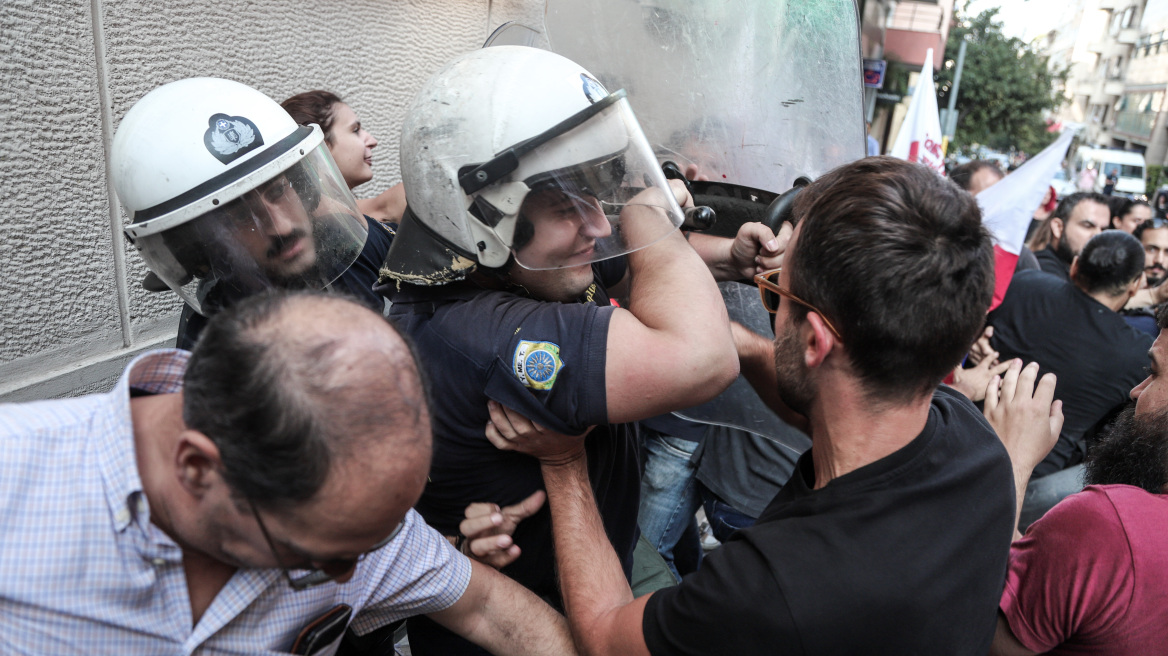 Ένταση με μέλη του ΠΑΜΕ σε συμβολαιογραφείο στο Κολωνάκι