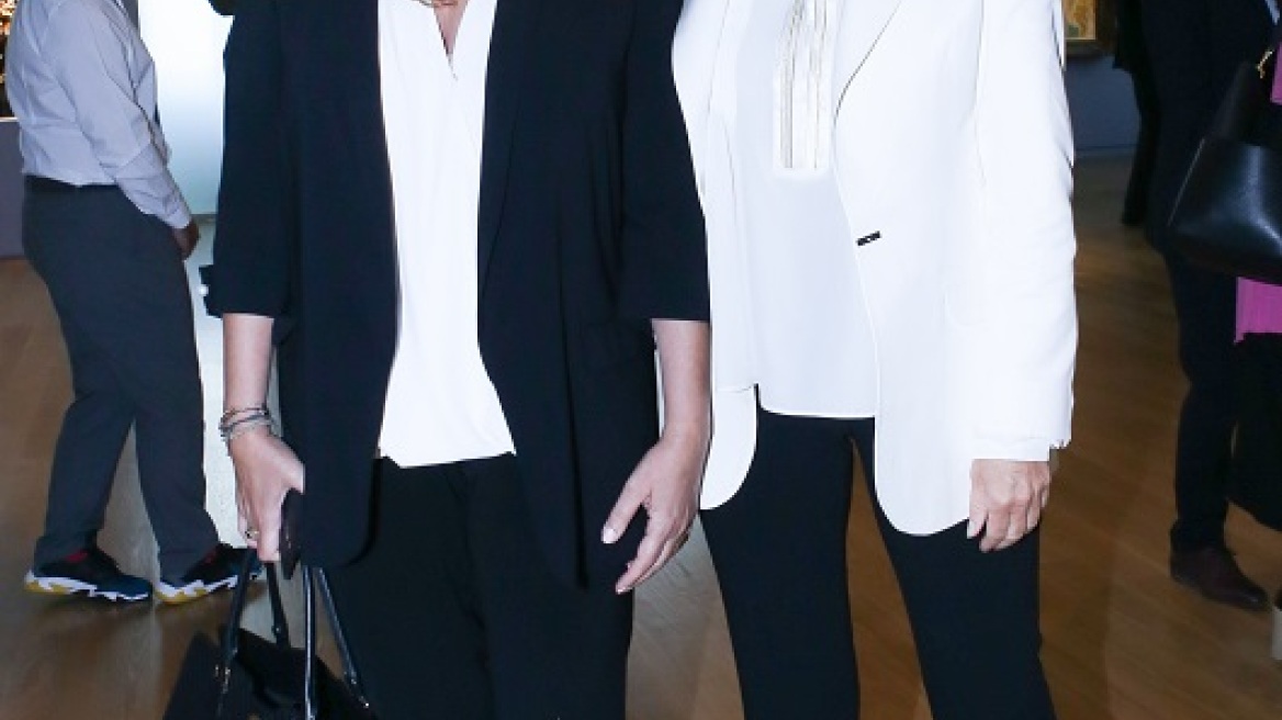 H Mαρέβα Μητσοτάκη και η Άντζελα Γκερέκου φόρεσαν με διαφορετικό τρόπο το κοστούμι 