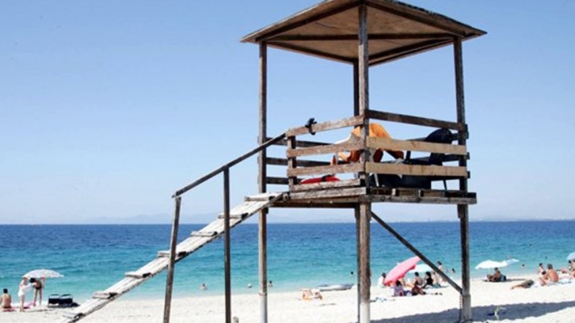 Κρήτη: Καρέ-καρέ η διάσωση τουρίστριας από βέβαιο πνιγμό