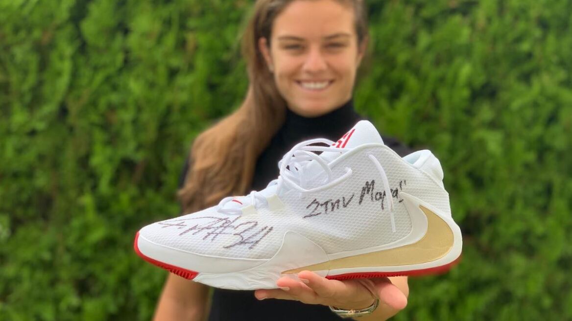 Η Σάκκαρη ενθουσιάστηκε από το δώρο του Γιάννη Αντετοκούνμπο