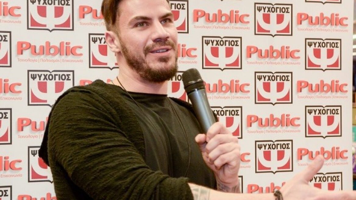 Ο Άκης Πετρετζίκης οδηγεί το batmobile στο lunch break του 