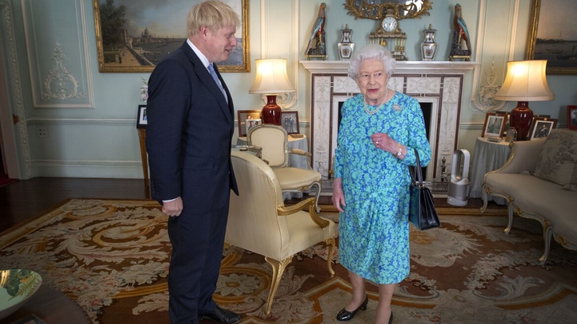 «Διώξε με, αν τολμάς»: Ο Μπόρις Τζόνσον αποφασισμένος να προκαλέσει την βασίλισσα Ελισάβετ