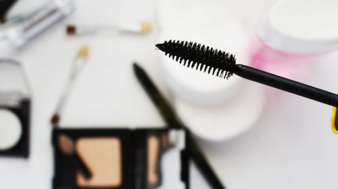 Πώς θα αποκτήσεις σαγηνευτικό βλέμμα, αν έχεις κοντές βλεφαρίδες