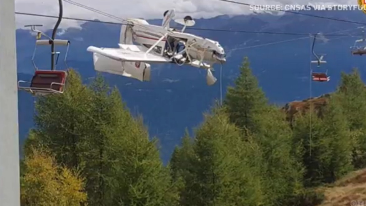 Ιταλία: Απίστευτο ατύχημα με αεροπλάνο, που κρεμάστηκε σε καλώδια τελεφερίκ