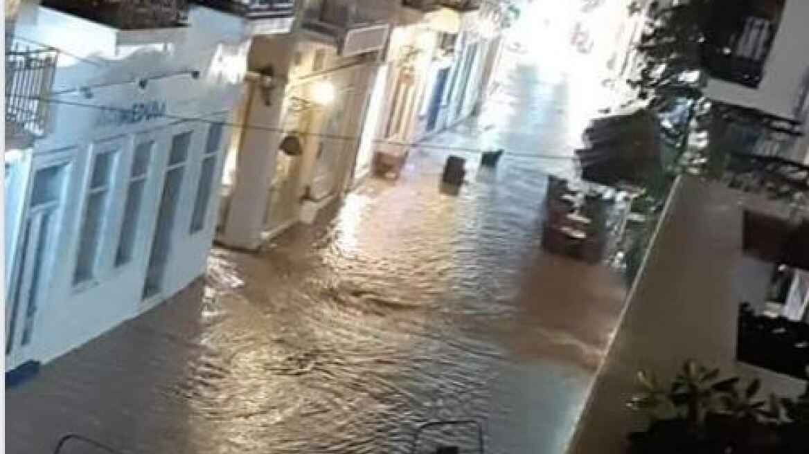 Καιρός: «Πνίγηκε» το βράδυ της Δευτέρας η Σύρος - «Ποτάμια» οι δρόμοι στην Ερμούπολη