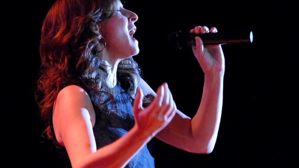 Η Βίκυ Λέανδρος περπατάει στην πολη φορώντας γόβες Valentino Rockstud στα 70 της χρόνια 