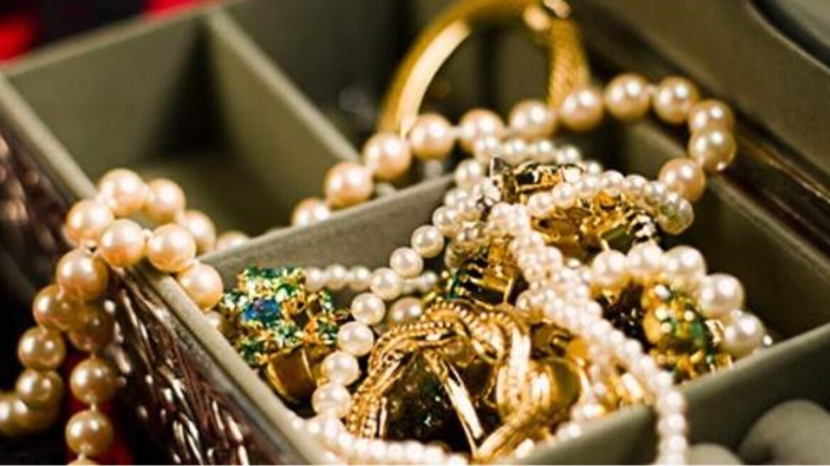 Λάρισα: Με μια... αγκαλιά άρπαξε τρία χρυσαφικά από ηλικιωμένη!