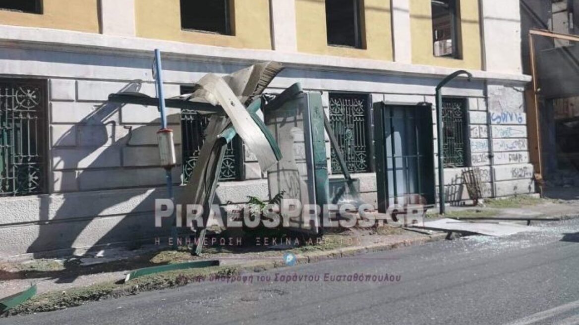 Φορτηγό «καρφώθηκε» σε στάση λεωφορείου στον Πειραιά