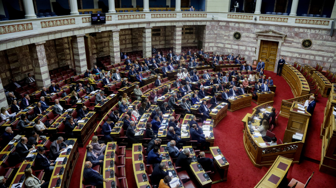 Μίνι εργασιακό νομοσχέδιο: Τι αλλάζει σε συμβάσεις, μερική απασχόληση και καθυστέρηση μισθών