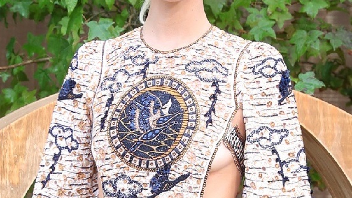 H Chiara Ferragni μας δείχνει πώς φοριέται φέτος το καλσόν