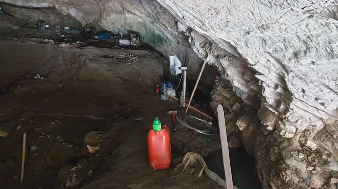 Λαθρανασκαφή με... ερπυστιοφόρο σε φαράγγι των Ιωαννίνων!