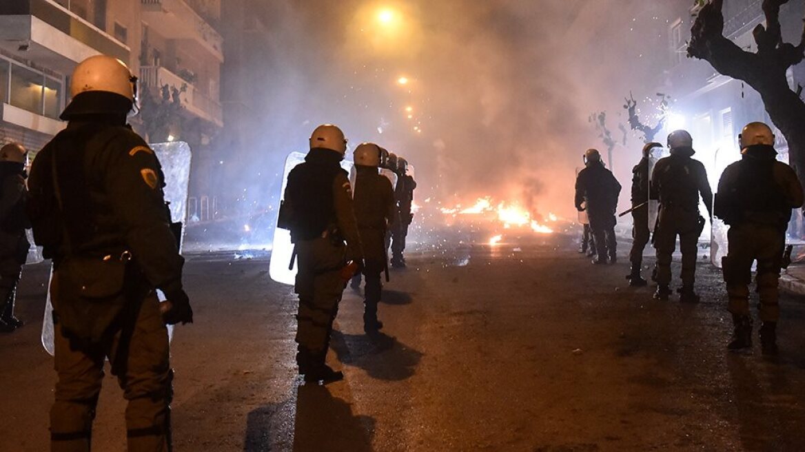 Επεισόδια στα Εξάρχεια μετά την πορεία για τον τραυματισμό της 16χρονης - Προσαγωγές και συλλήψεις