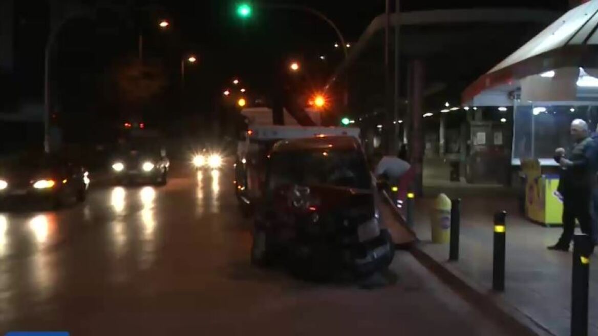 Σοβαρό τροχαίο μετά από «καταδίωξη» στη Λιοσίων