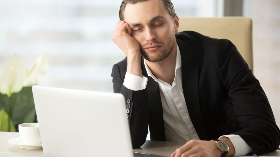 Ο απίστευτος λόγος που μας πιάνει υπνηλία μετά το φαγητό