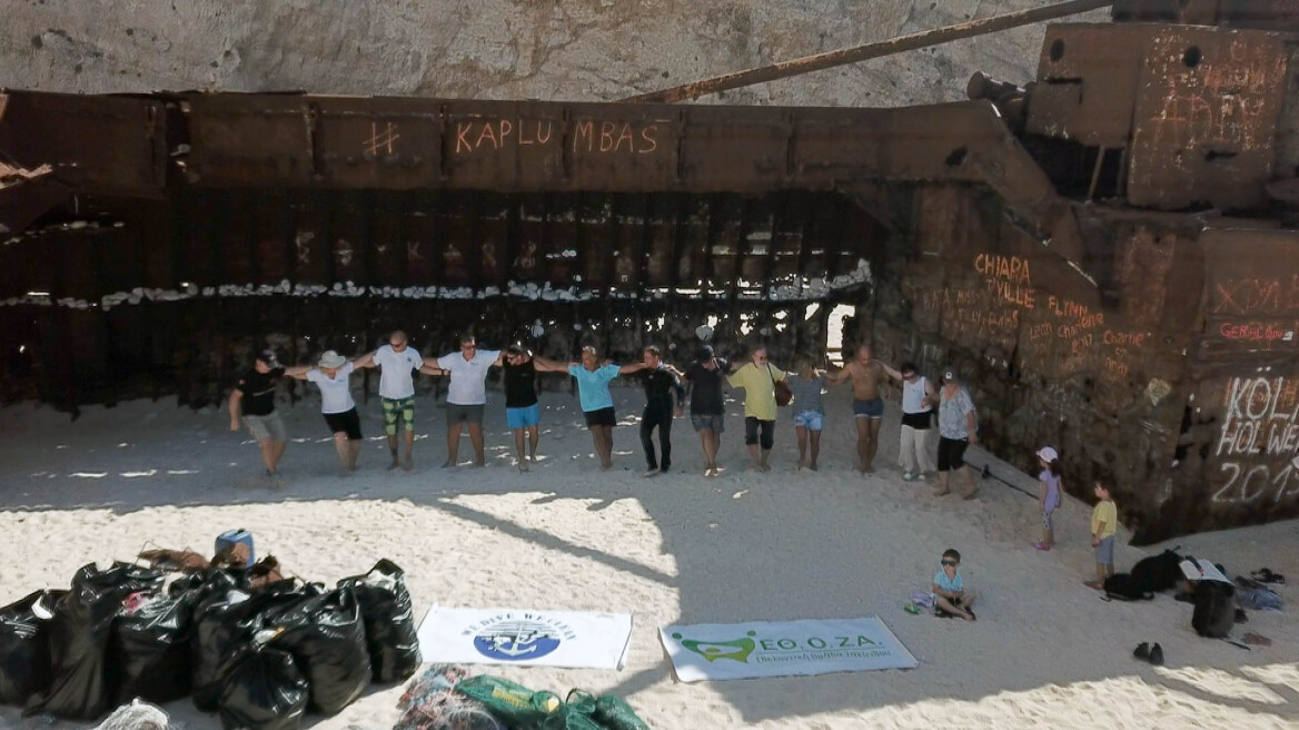 Ζάκυνθος: Εθελοντές καθάρισαν το «Ναυάγιο» και χόρεψαν «Ζορμπά» 