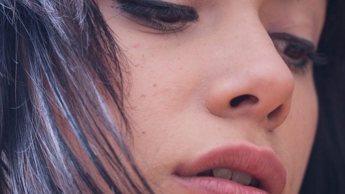 Πώς θα καθαρίσεις το eyeliner ή τη μάσκαρα που έτρεξε