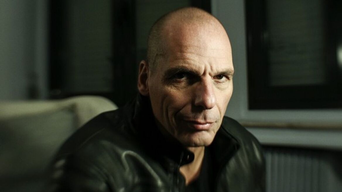 Πυρά κατά Βαρουφάκη για το ταξίδι στην Αίγινα – Αρνήθηκε να συζητήσει με τον δήμαρχο