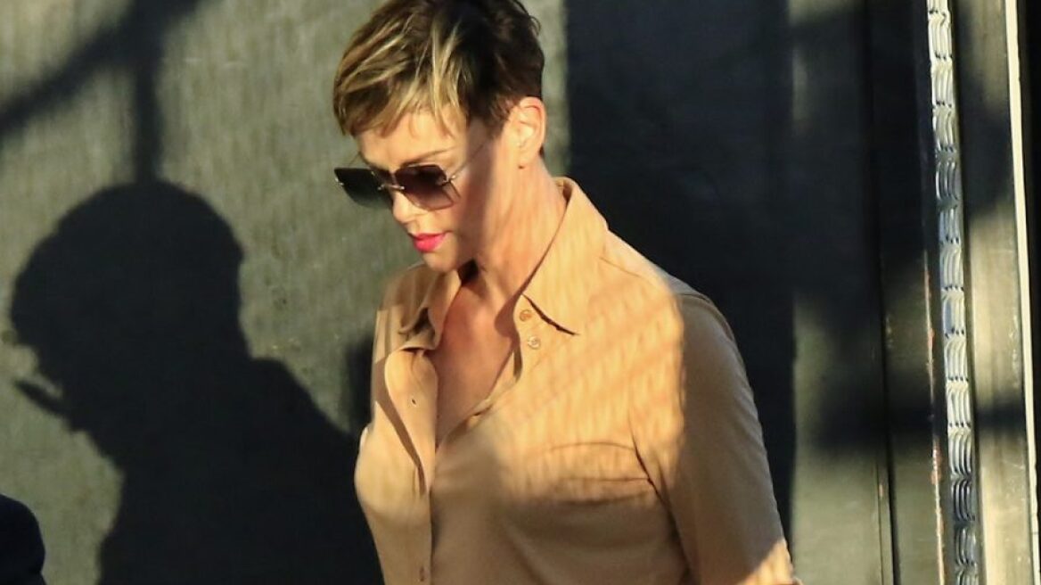 Το slick back χτένισμα της Charlize Theron θα σε κάνει να ενδώσεις στο ‘90s κούρεμα της σεζόν