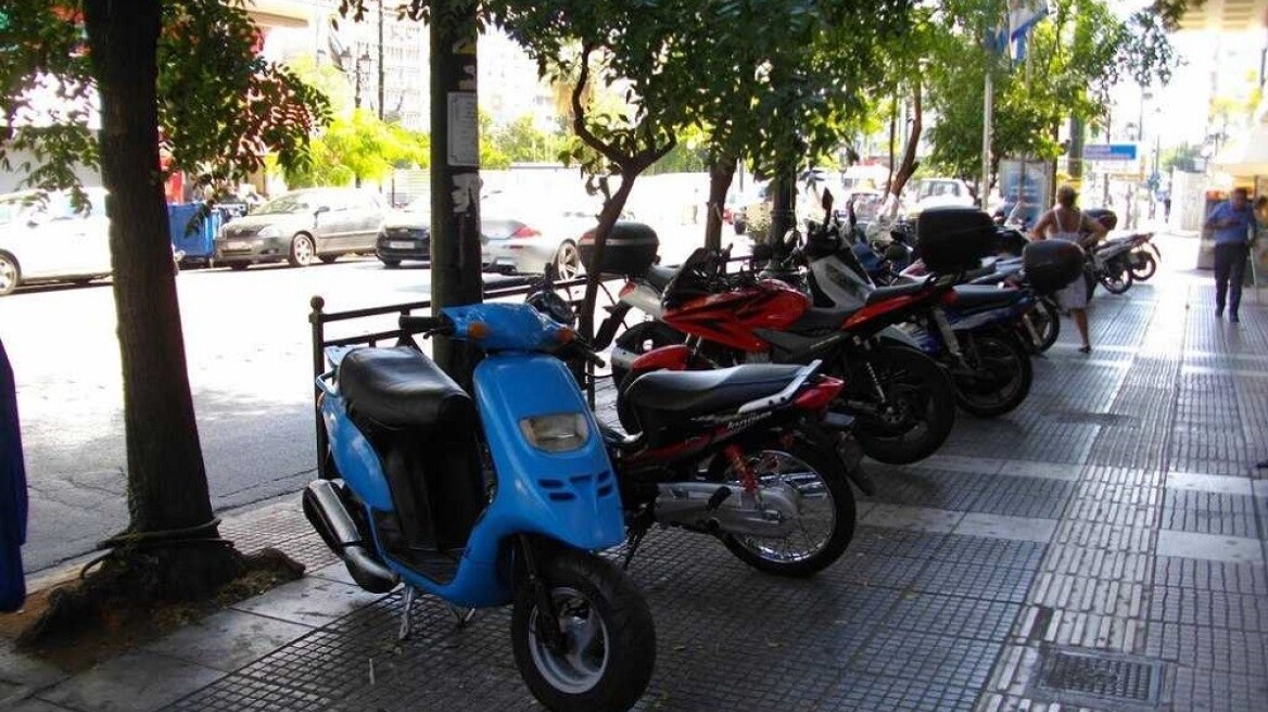"Τέλος" τα παρκαρισμένα μηχανάκια στα πεζοδρόμια-Τι αλλάζει