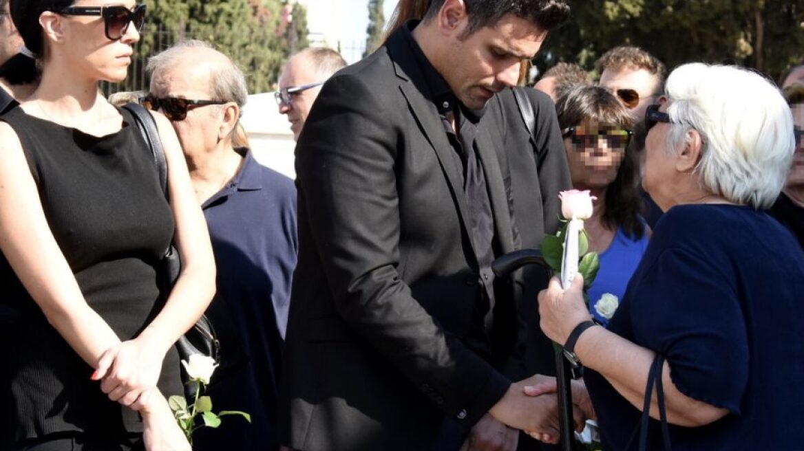 Συντετριμμένος στην κηδεία της μητέρας του ο Δημήτρης Ουγγαρέζος