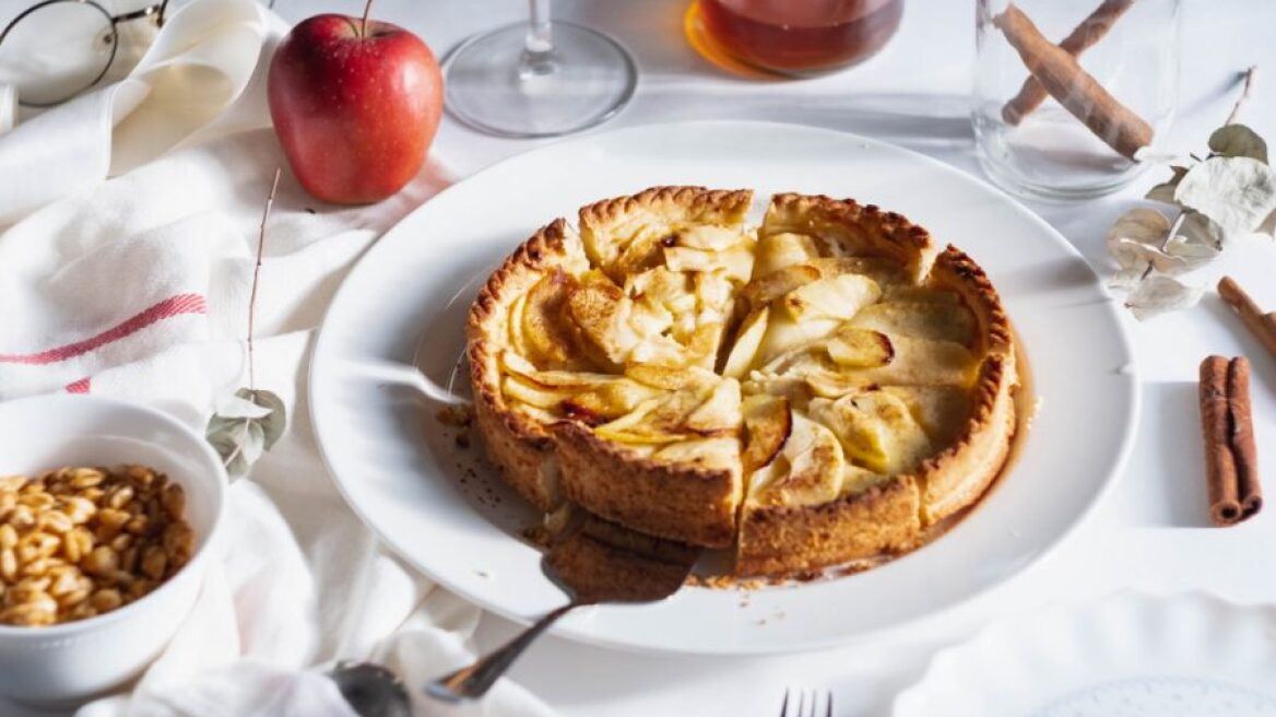 Αυτή η συνταγή για μηλόπιτα κέικ, θα σας βάλει στην κουζίνα