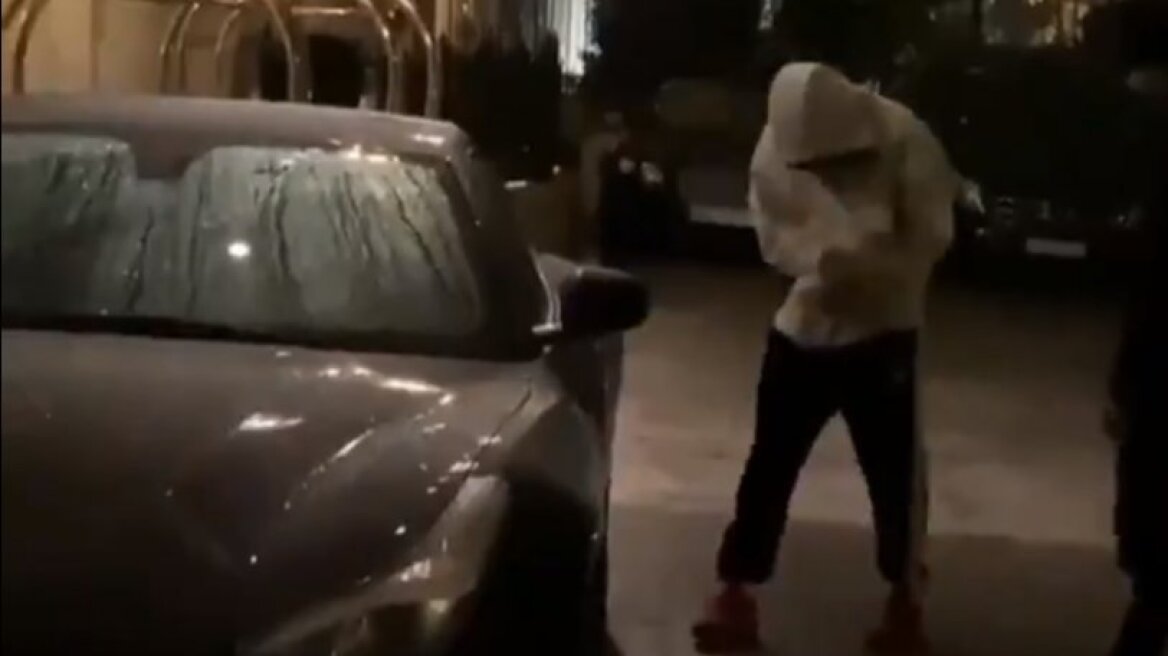 Ο Νεϊμάρ «κλειδώθηκε» έξω από τη Ferrari του - Δείτε βίντεο