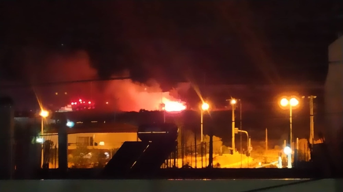 Άνω Λιόσια: Φωτιά στον οικισμό «Γεννηματάς»