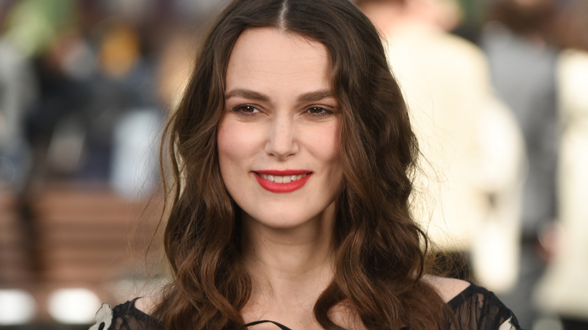Η Keira Knightley δηλώνει πως το στήθος της θα εκραγεί και αποκαλύπτει το όνομα της νεογέννητης κόρης της