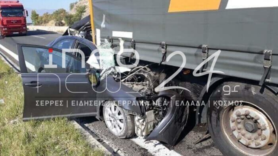 Εικόνες σοκ από τροχαίο στις Σέρρες: Αυτοκίνητο σφηνώθηκε κάτω από νταλίκα - Νεκρός ο οδηγός 