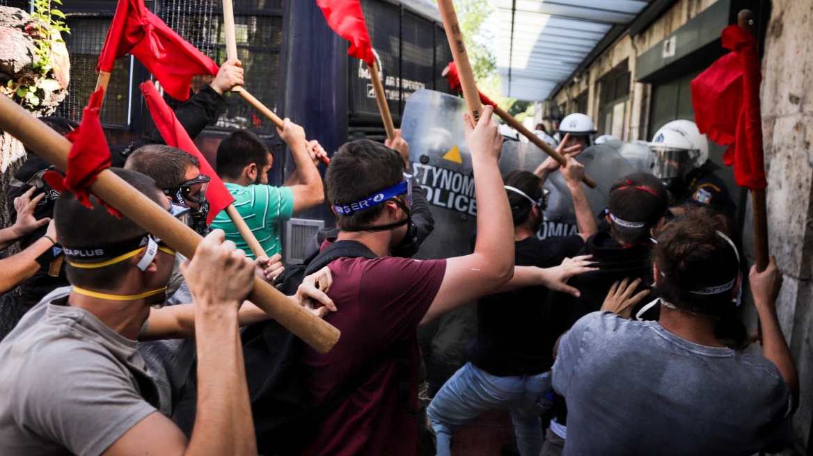 ΜέΡΑ 25: Μέλος του κόμματος χτυπήθηκε στο κεφάλι από χειροβομβίδα κρότου λάμψης